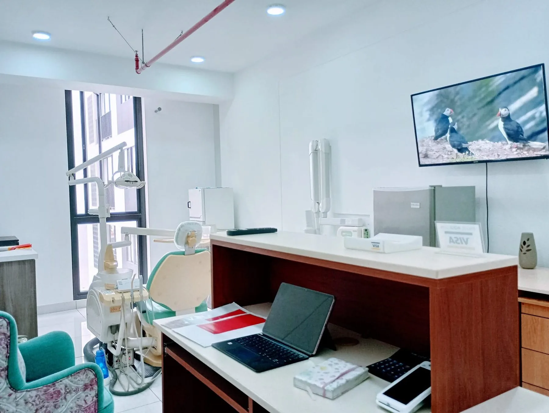Recepción y sillón dental del consultorio 818 en el Edificio Qualis