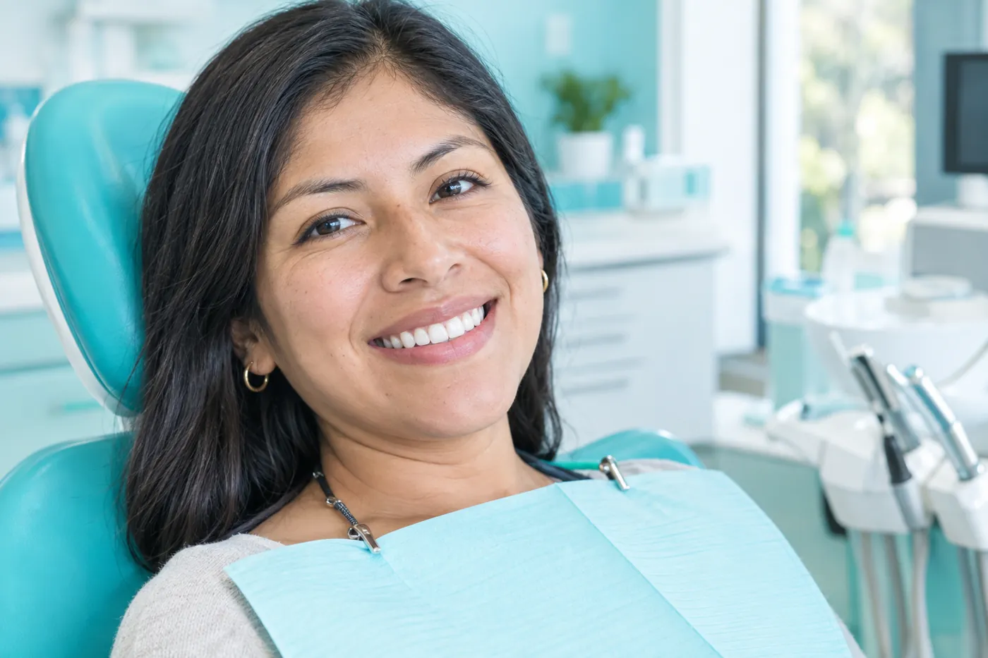 Paciente sonriendo en el sillón dental