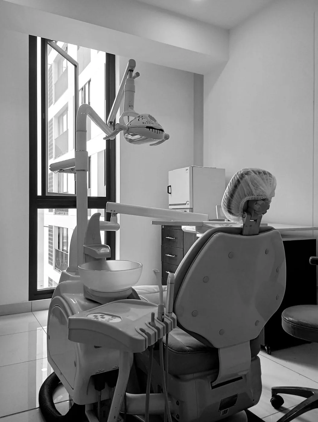 Sillón dental junto a la ventana